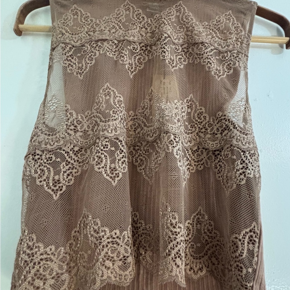 Only Hearts Tan/Nude Floral Lace Crop Mock Neck Top, Size Small.